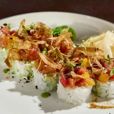 Ролл с тартаром из тунца и манго в азиатском соусев Гастробар DOM по цене 890 ₽