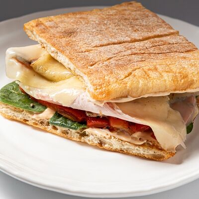 Панини с пастрами из индейкив Тирольские пироги по цене 650 ₽