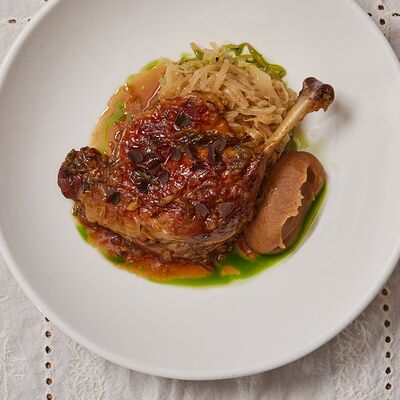 Утиная ножка конфи с тушёной капустой и пряным яблокомв Банщики по цене 1390 ₽