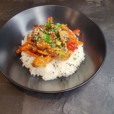 Свинина с овощами в соусе свит чилив Лапшичная ВокБери по цене 485 ₽