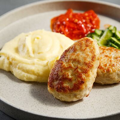 Котлеты из индейки, картофельное пюре и малосольный огурец в Великие по цене 852 ₽