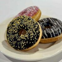 Донат с шоколадом и бананом в Сливки