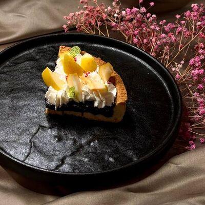 Черемуховый пирог с яблочным кремом и мочеными яблоками в MON PARIS по цене 410 ₽