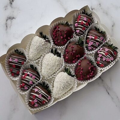 Набор 12 с сердцамив Любовь есть по цене 2700 ₽