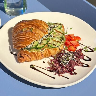 Аво-тост с гуакамоле из целого авокадо и лососем в Camon Cafe по цене 1070 ₽