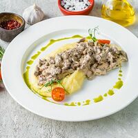 Бефстроганов из говядины с картофельным пюре в Соус