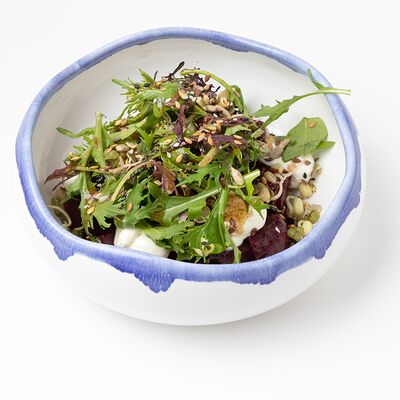 Салат с копченой свеклой, вялеными клюквой и вишней в Неспешник по цене 750 ₽