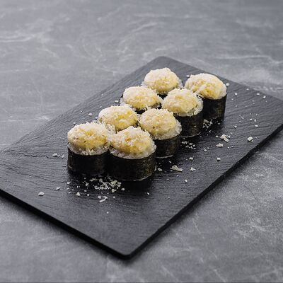 Запеченный ролл с копченой курицей в Rolls Bar по цене 517 ₽