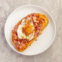 Большой тост с глазуньей, сыром и беконом в Yes, Honey!