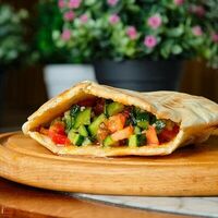 Пита со свининой и томатами конкассе в Mesto Burger