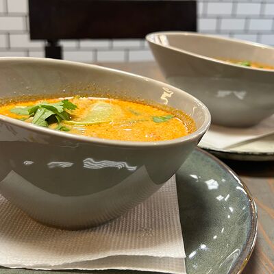 Том ям с королевскими креветками и рисом в Вок&Вафля по цене 950 ₽