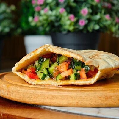 Пита со свининой и томатами конкассе в Mesto Burger по цене 529