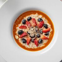 Каша Четыре злака с ягодами и соленой карамелью в Romano