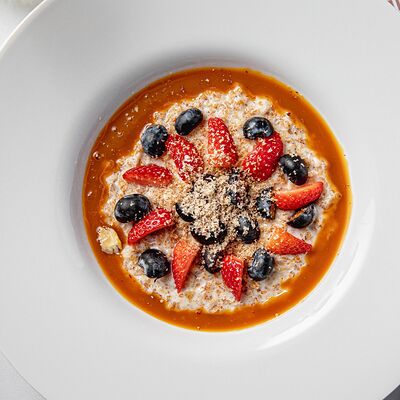 Каша Четыре злака с ягодами и соленой карамелью в Romano по цене 650 ₽