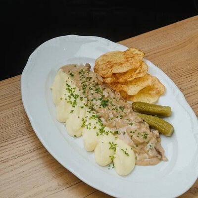 Строганов с картофельным пюре в Разжигатели по цене 1090 ₽