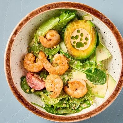 Салат с креветками гриль, авокадо и черри в Барслона по цене 580 ₽