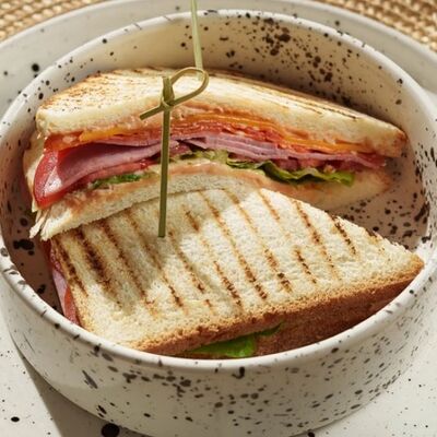 Сэндвич с ветчиной и сыромв En Ferio по цене 470 ₽
