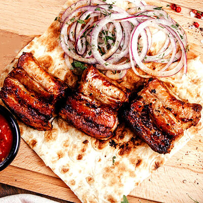 Шашлык из свиных ребрышек в Гриль Мания по цене 525 ₽