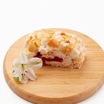 Меренговый рулет с малиной в 3952 по цене 400 ₽