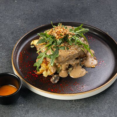 Бифштекс с толченым картофелем Стоун, грибами и мармеладным луком в FatBoy PUB по цене 810 ₽