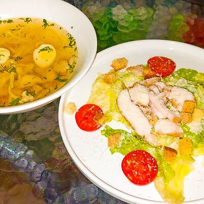 Куриный суп + Салат Цезарь (Бизнес-ланч) в Travelers Coffee по цене 750 ₽