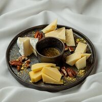 Подборка сыров в Hamster