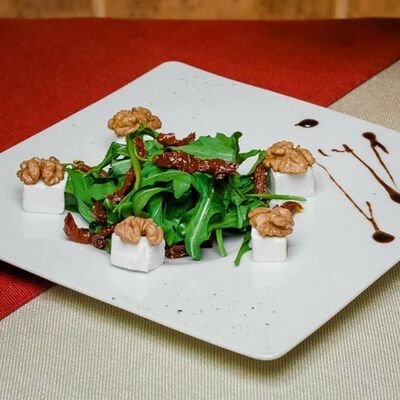 Салат со свеклой и сыром в Пепперони по цене 330 ₽