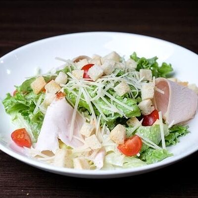 Салат Цезарь с курицей в КРЫЛЬЯ ПАБ по цене 640 ₽