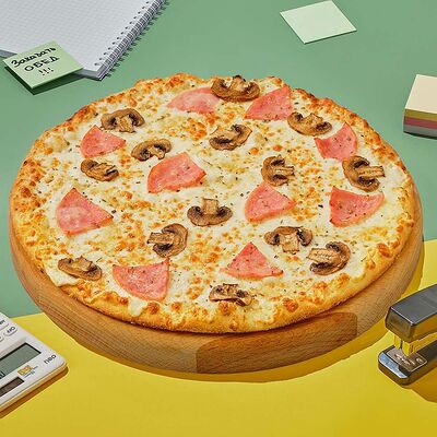 Пицца Ветчина и грибы на тонком тесте 30 см в Dostaевский по цене 573 ₽