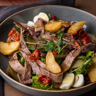 Салат с языком и жареными шампиньонами в Старый город по цене 850 ₽