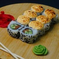 Запечённый ролл с лососем в Yo! Sushi