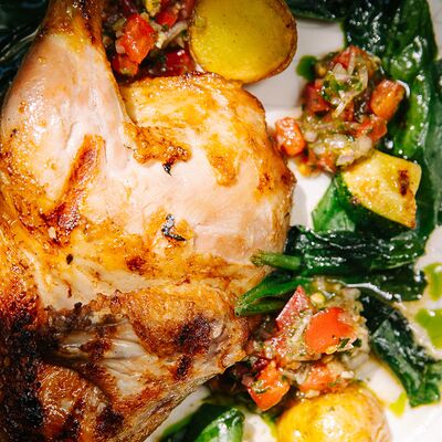 Цыпленок с овощной сальсой и молодым картофелем в Myst по цене 1390 ₽