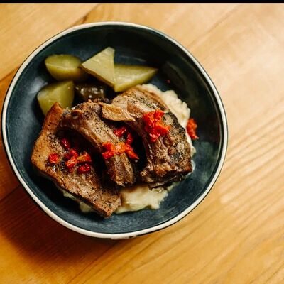 Запеченные свиные ребрав Мацони по цене 900 ₽