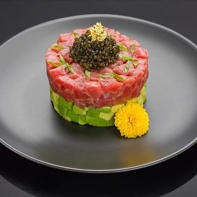 Тартар из тунца Блюфин с черной икрой в Bluefin по цене 8640 ₽
