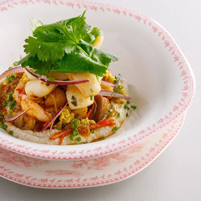 Жареные кальмары и креветки с пюре из баклажановв Crevette по цене 890 ₽