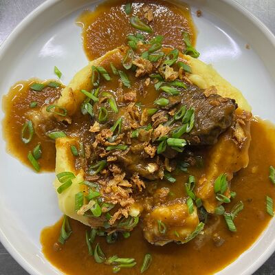 Говядина, томленная в портвейне, с картофельным пюре в Дункан по цене 790 ₽