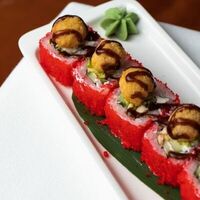 Ролл с угрём и хрустящей креветкой в Опера