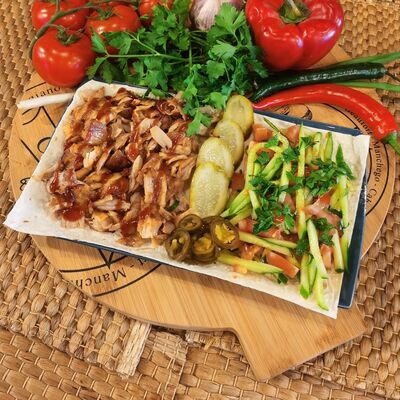 Шаверма из курицы на тарелке в Кебаб экспресс по цене 260 ₽