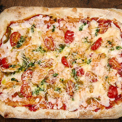 Пицца римская с креветками и соусом песто в Пицца паста и баста по цене 799 ₽