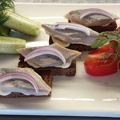 Селедка на тостах из бородинского хлеба с овощами в Эник Беник по цене 480 ₽