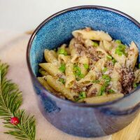 Макароны по-флотски с тушенкой, луком и сыром пармезан в Горы зовут