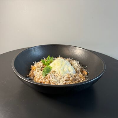 Зеленая гречка с беконом, белыми грибами и яйцом пашотв Великие по цене 780 ₽