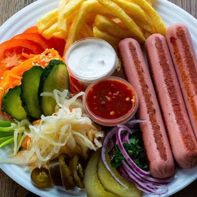 Хот-дог на тарелке в Шаверма шамс по цене 480 ₽