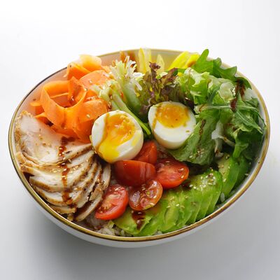 Боул с курицей и авокадо в Rabbit по цене 3890 ₸