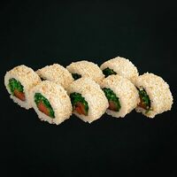 Ролл с копченым лососем и чукой в Суши Роял