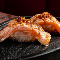 Суши Татаки с лососем в Mollusca Rouge