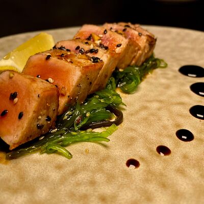 Обжаренный стейк тунца в Vinokurov karaoke rest по цене 995 ₽