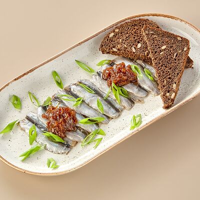 Карпаччо из балтийской кильки с луковым мармеладом и ржаными тостами в Промрыба по цене 553 ₽