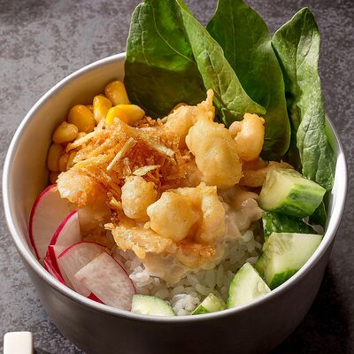 Поке-боул с креветкой темпура и соусом Том Кха в Хариzма по цене 390 ₽
