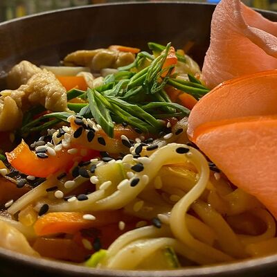 Удон с курицей в Cubby Bar по цене 500 ₽